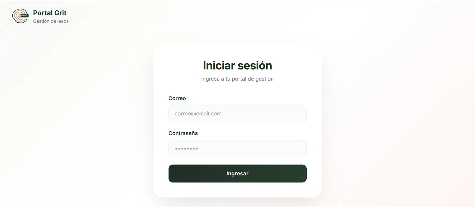 Pantalla de inicio de sesión del portal, con campos de correo y contraseña.